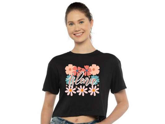 Crop Top “Isleña” con Diseño Floral – Camiseta Estilo Verano Disponible en Negro, Gris, Rosa y Blanco